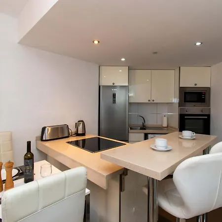 Santa Maria 105 - Two Bed With Sea Views 阿德耶