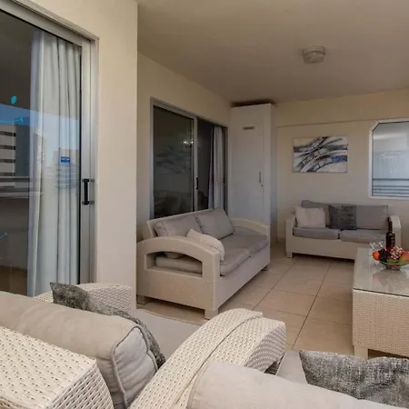 Santa Maria 105 - Two Bed With Sea Views * 아데제